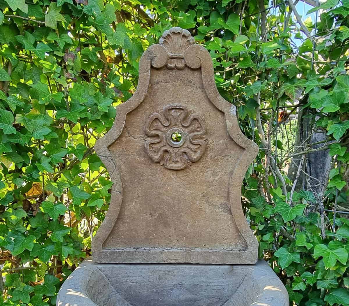 Natuurstenen-wandfontein