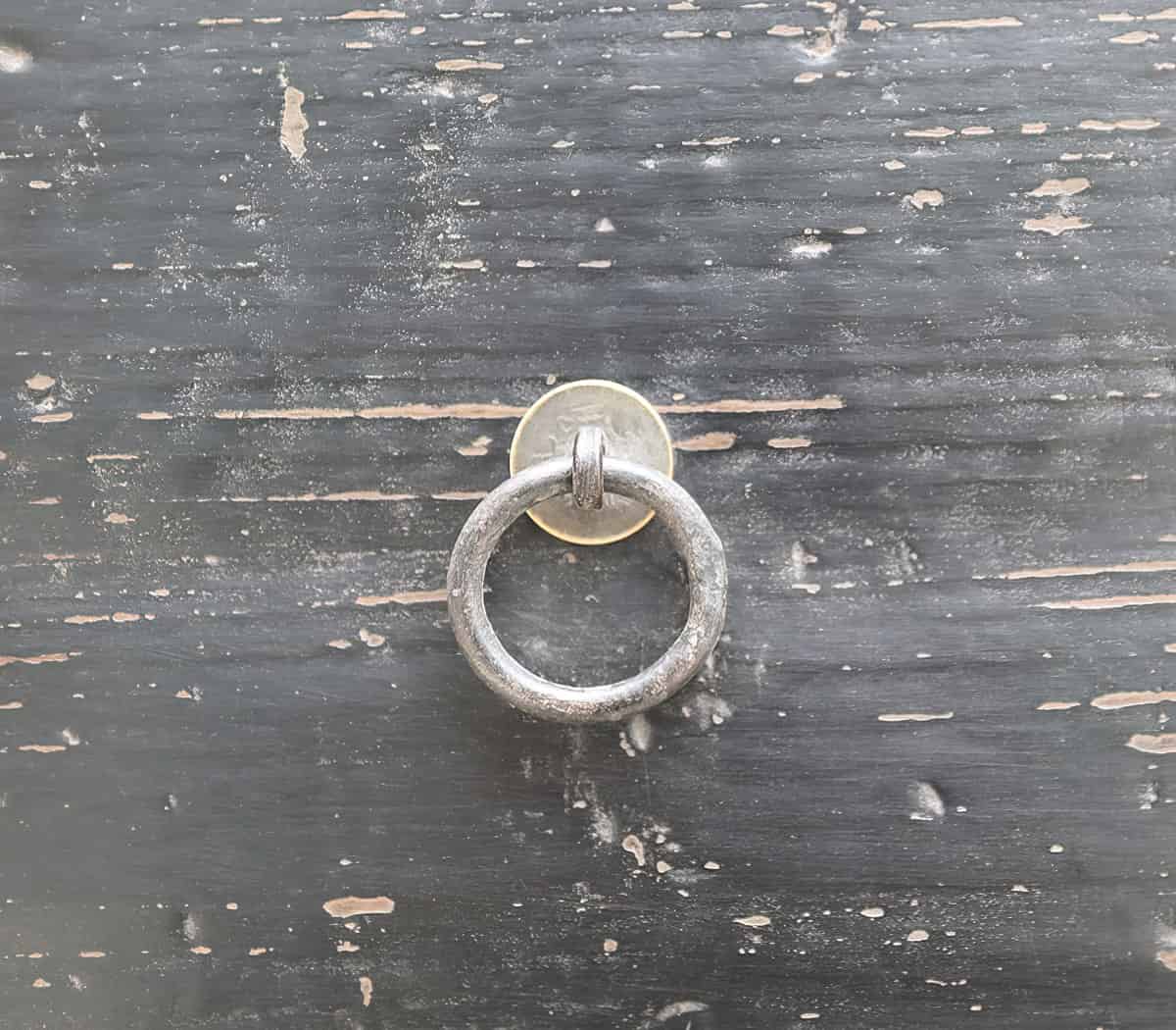 Houten-kast-met-lades-en-deur