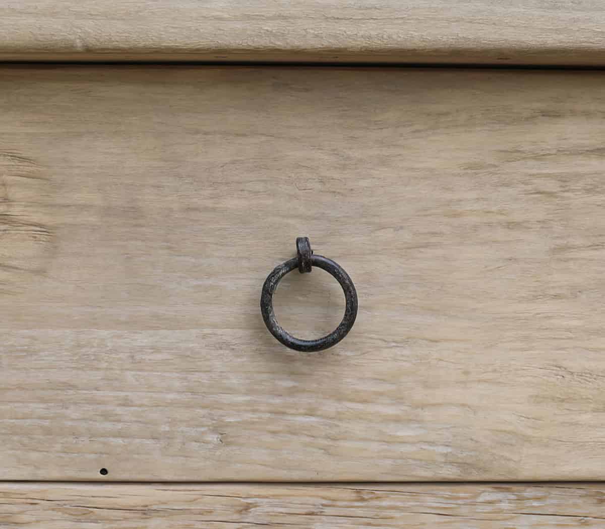 Houten-wandtafel-met-lades