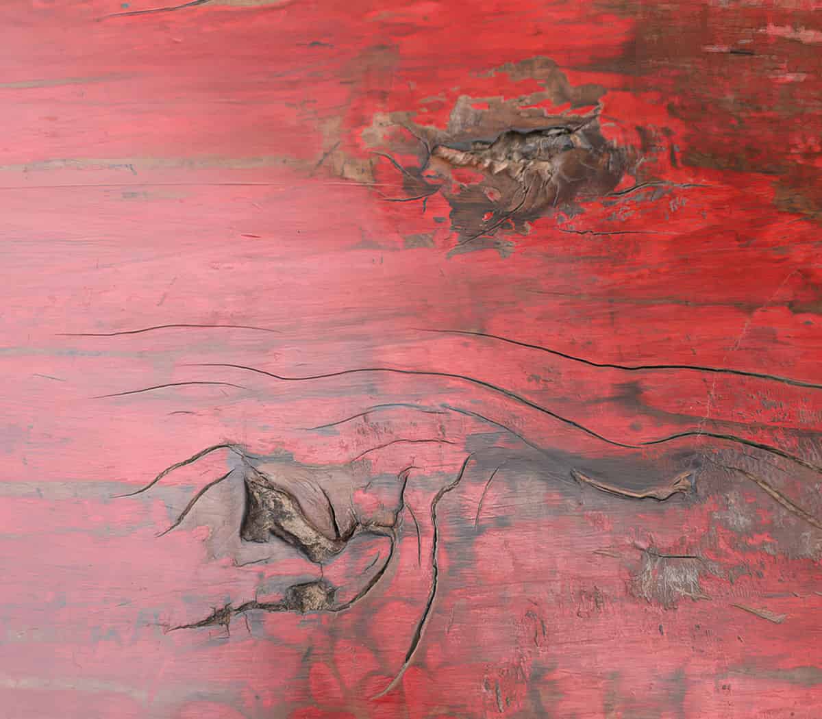 Rode-houten-wandtafel-met-lades