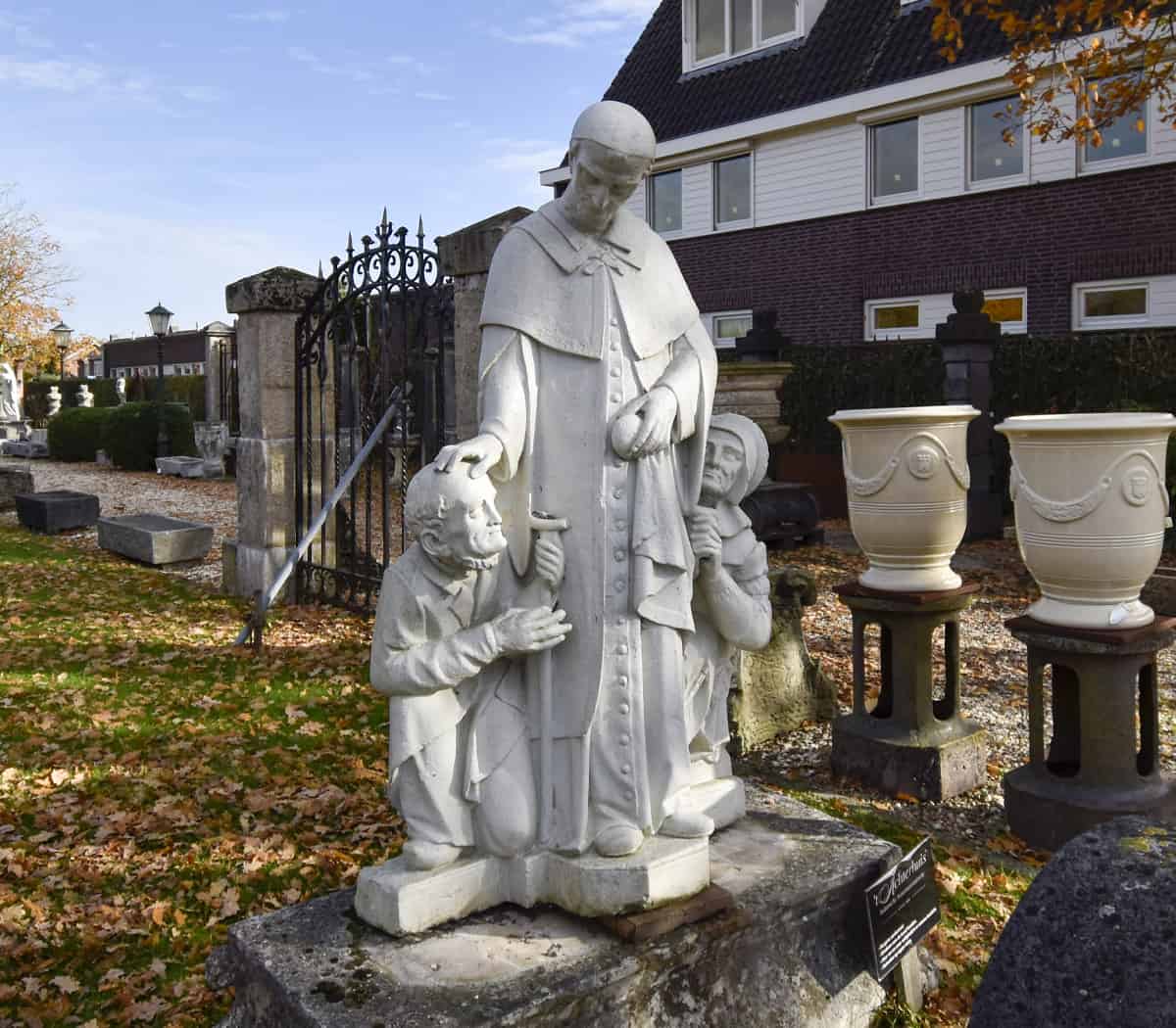 Stenen-beeld-Sinterklaas