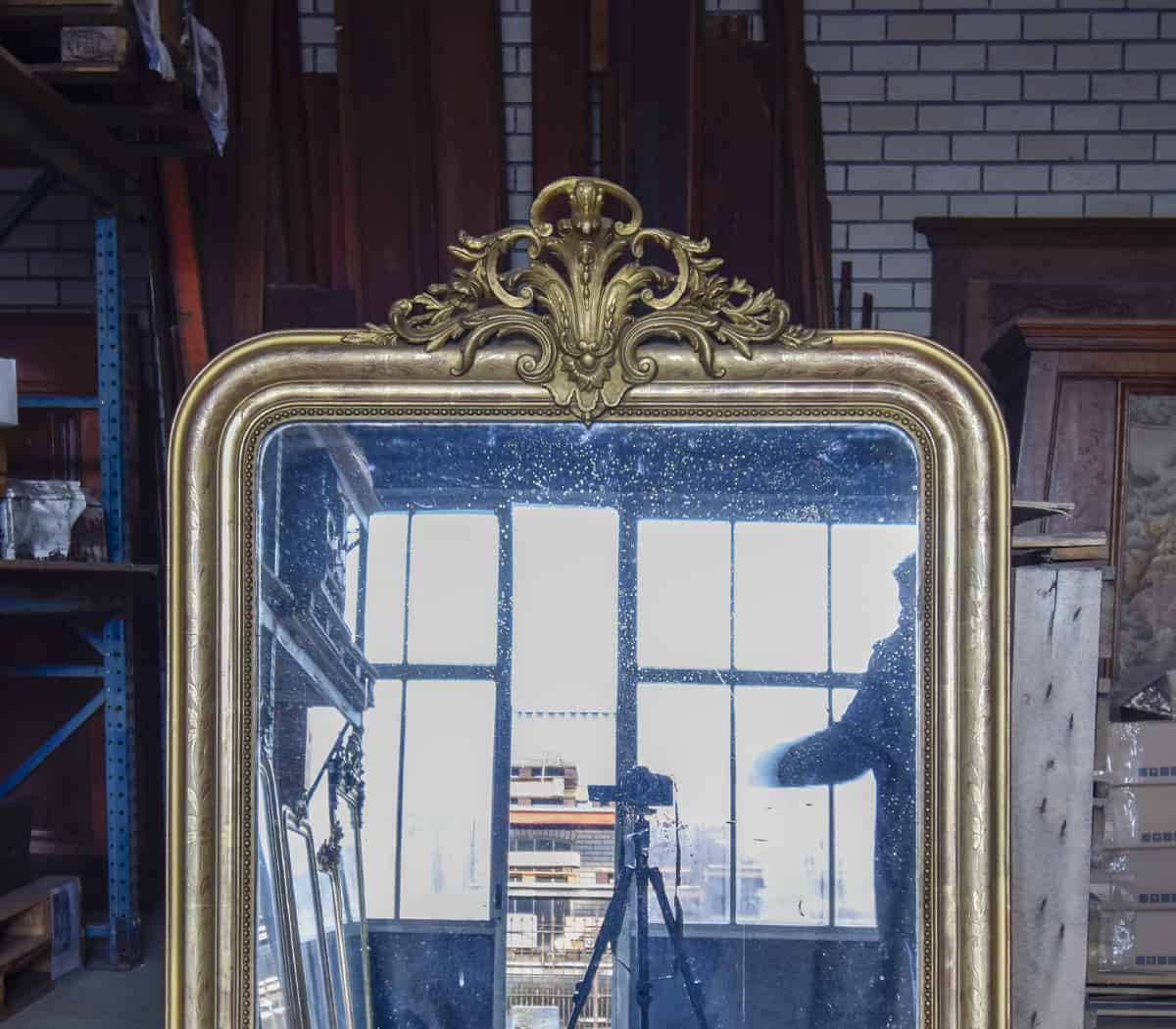 Antieke-spiegel-met-kuif