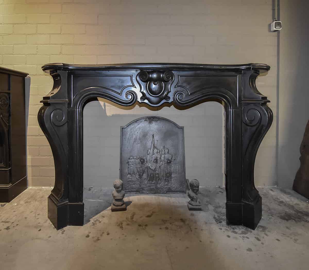 Zwart-marmeren-Louis-XV-ombouwschouw