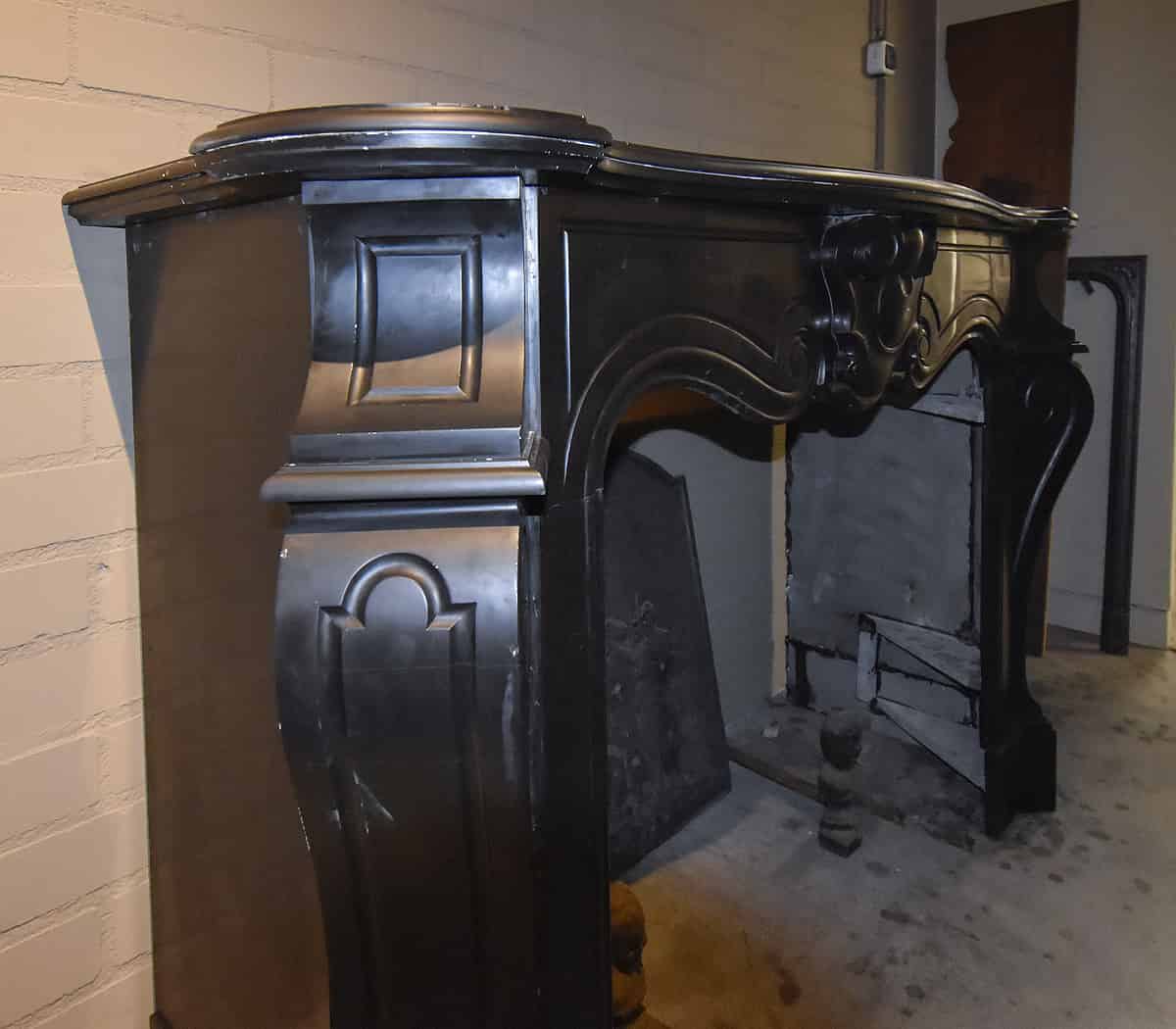 Zwart-marmeren-Louis-XV-ombouwschouw