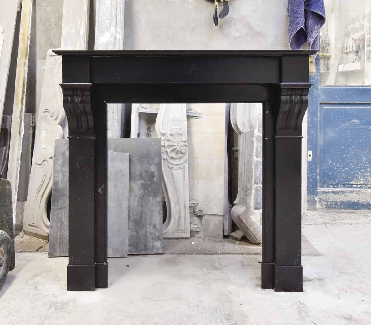 Zwart-marmeren-modillion-voorzetschouw