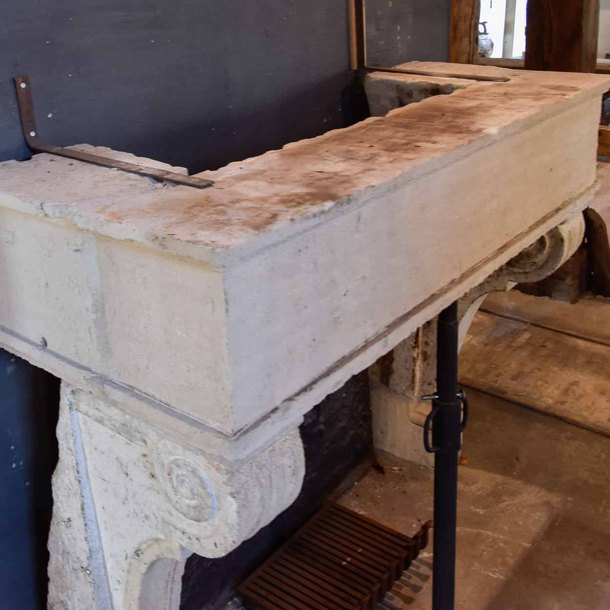 Antieke-zandstenen-ombouwschouw