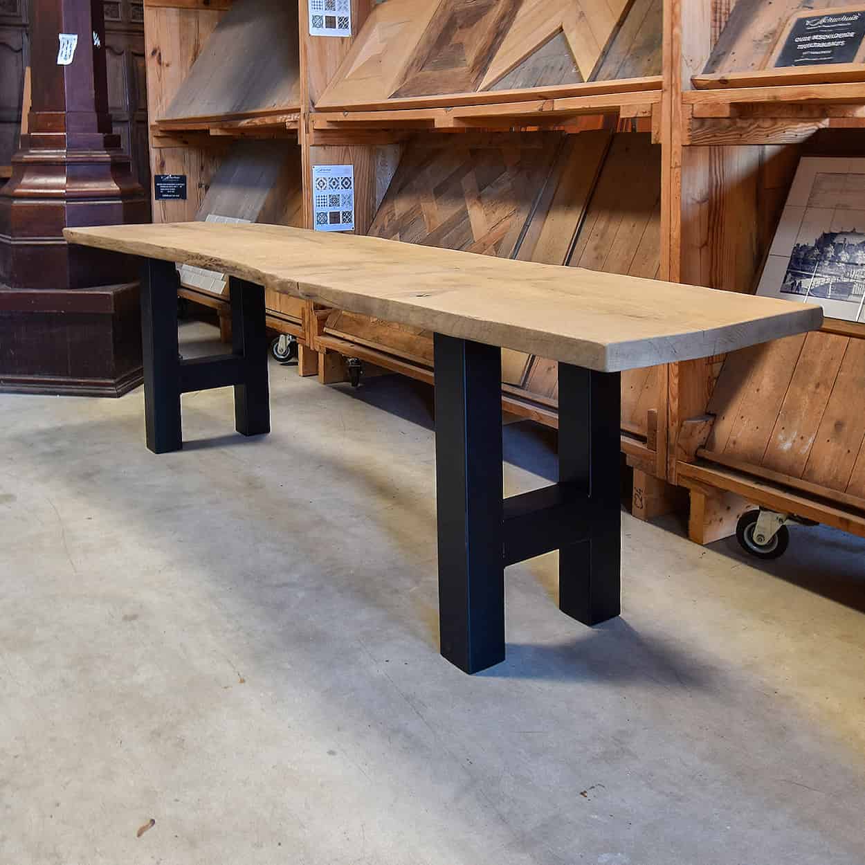 Boomstamtafel-met-ijzeren-onderstel