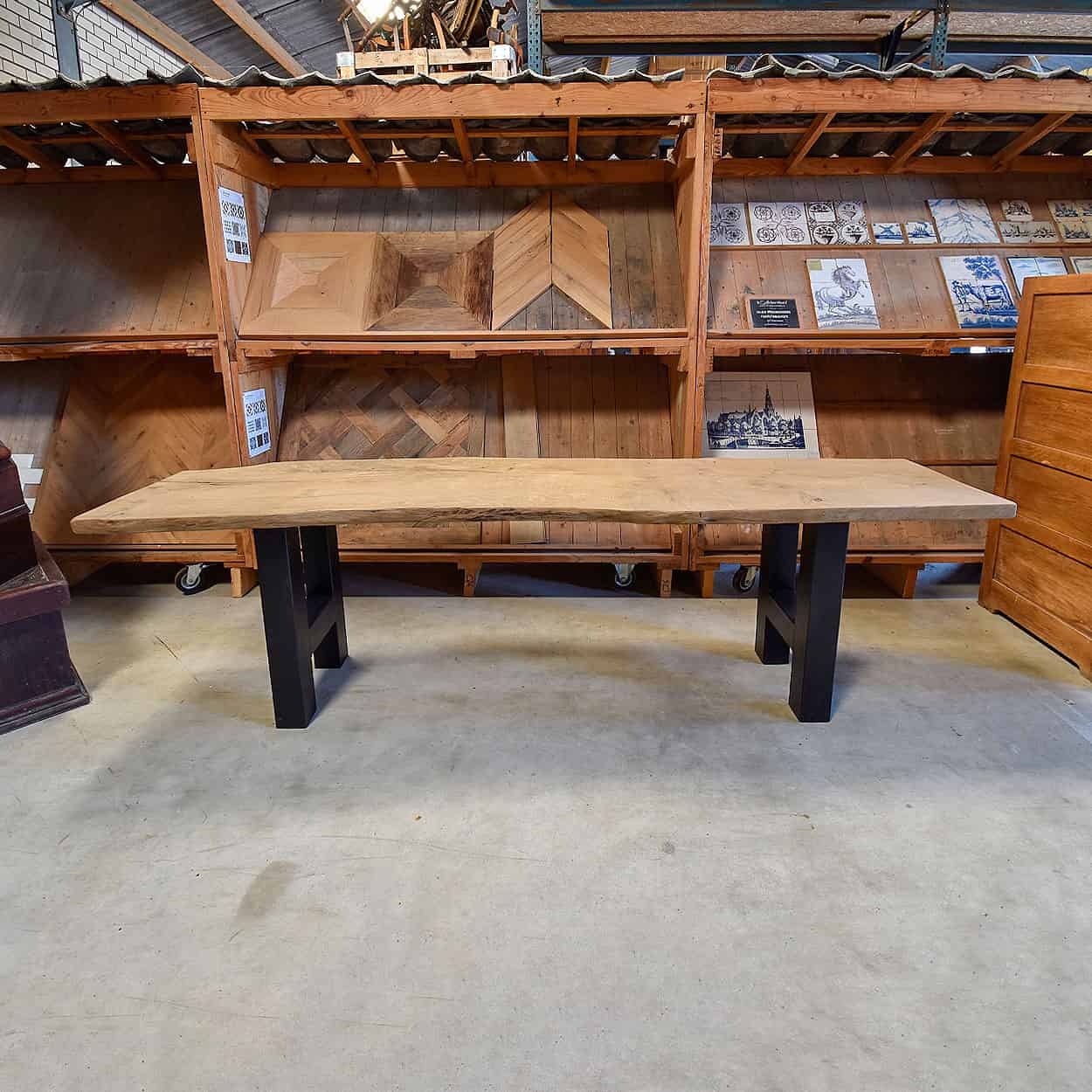 Boomstamtafel-met-ijzeren-onderstel