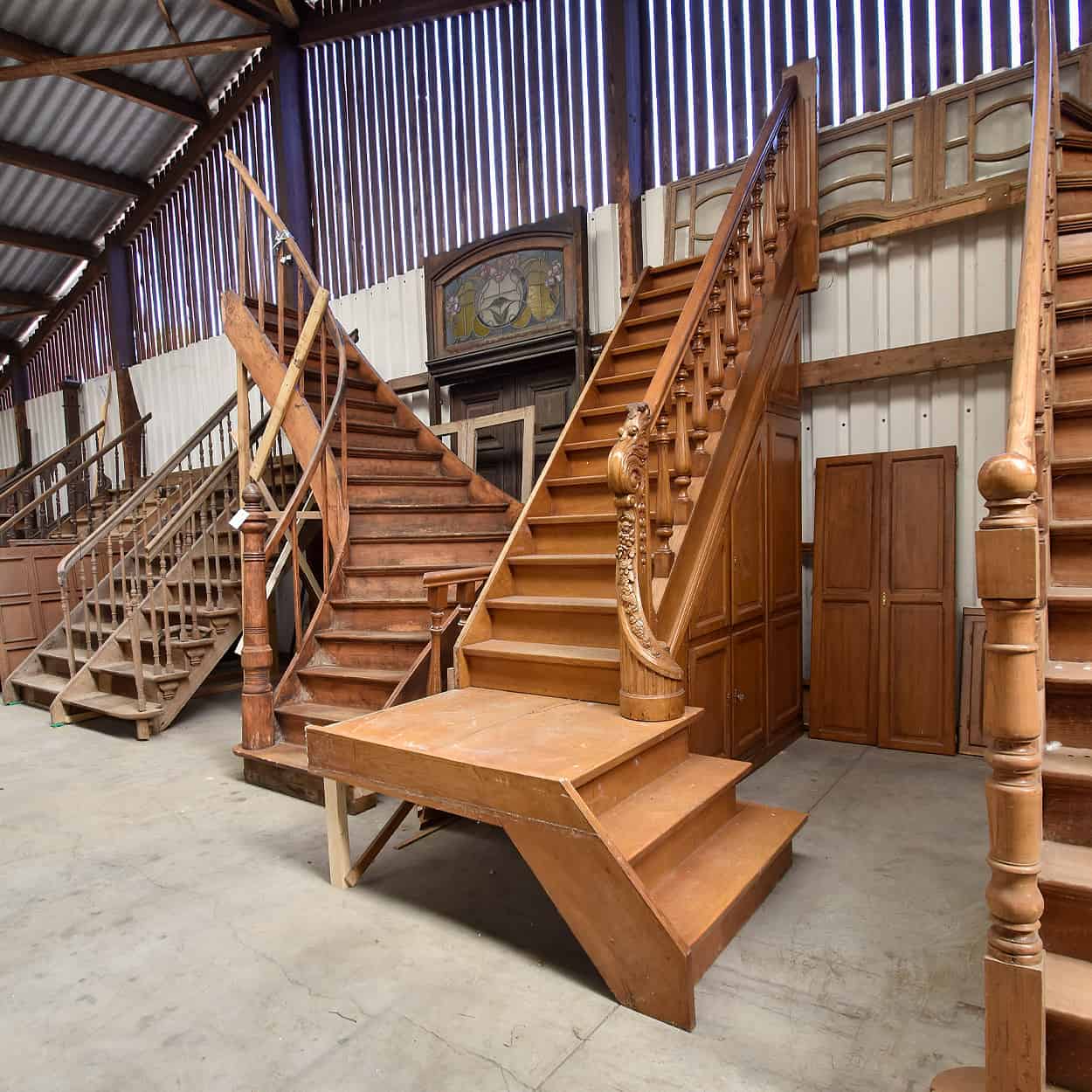 Eikenhouten-trap-met-kasten