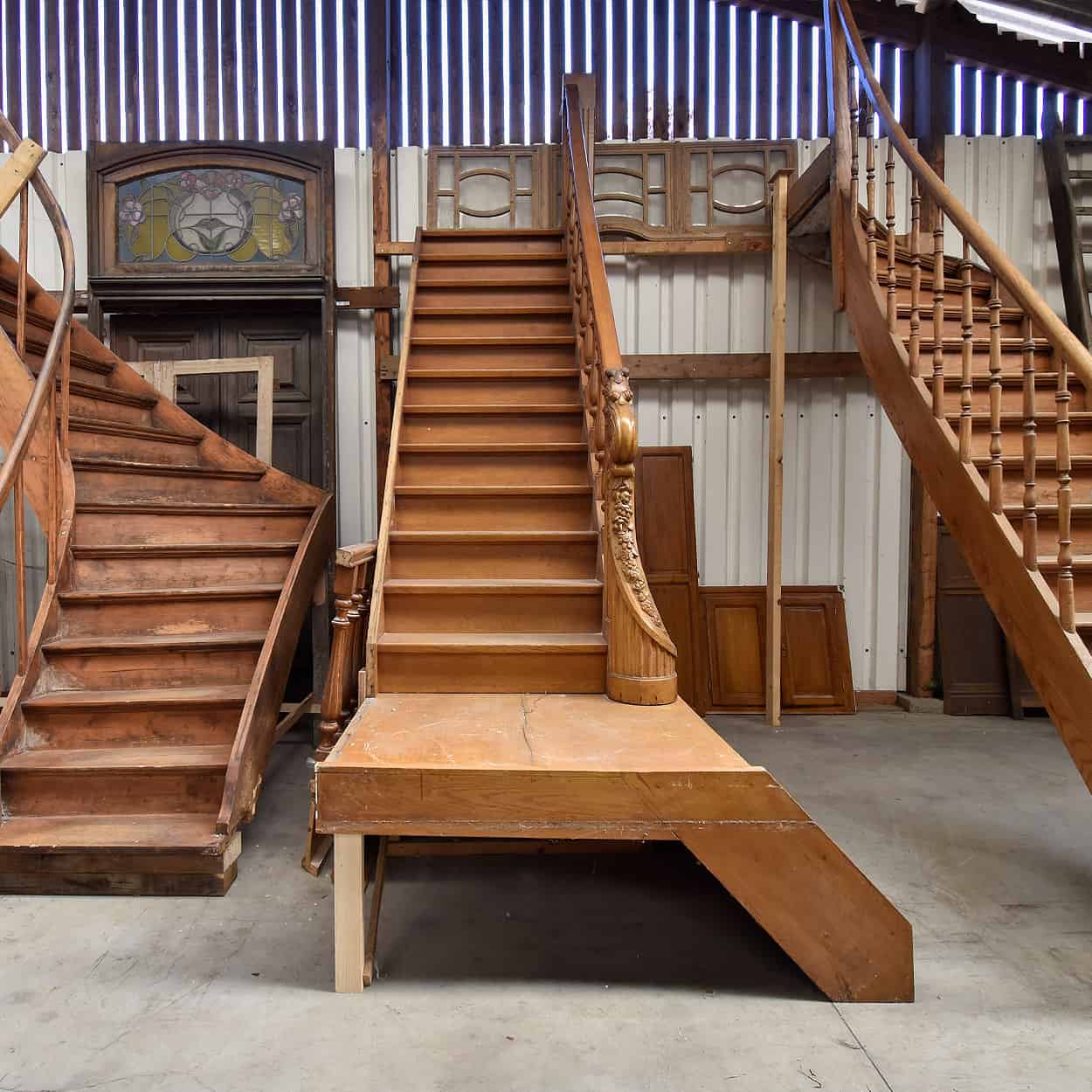 Eikenhouten-trap-met-kasten