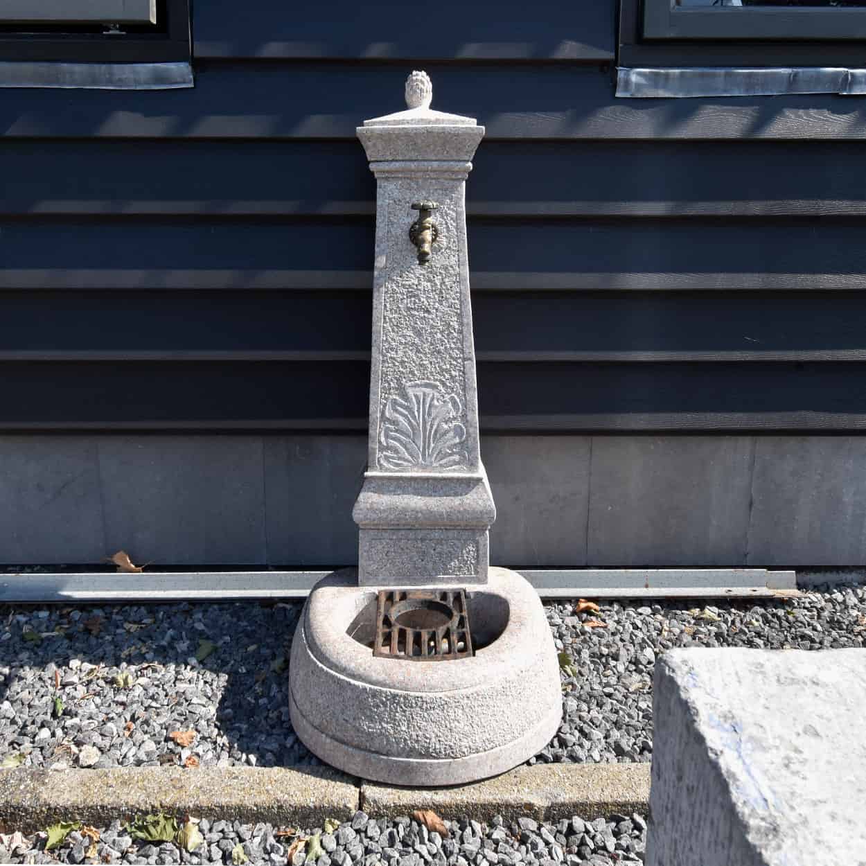 Kleine-granieten-wandfontein