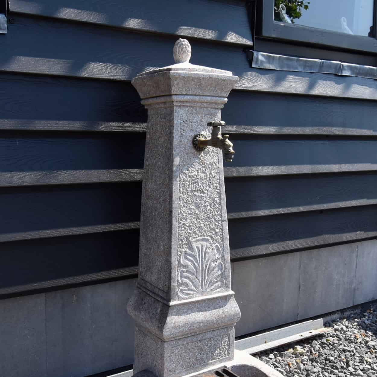 Kleine-granieten-wandfontein