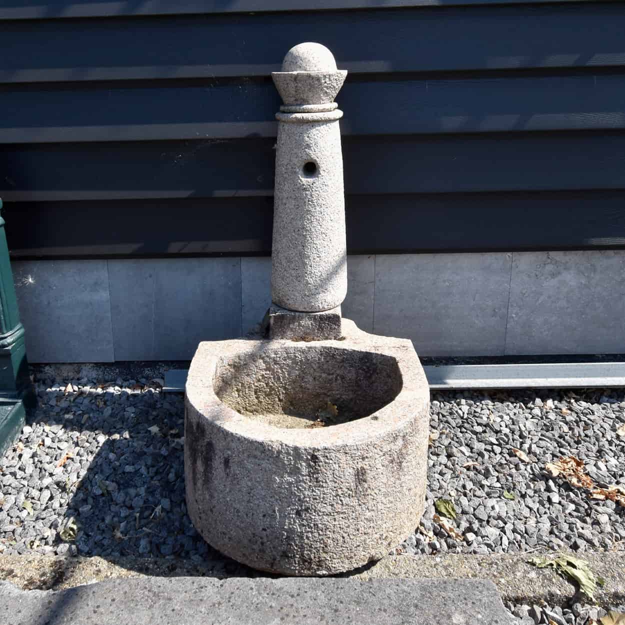 Kleine-granieten-wandfontein