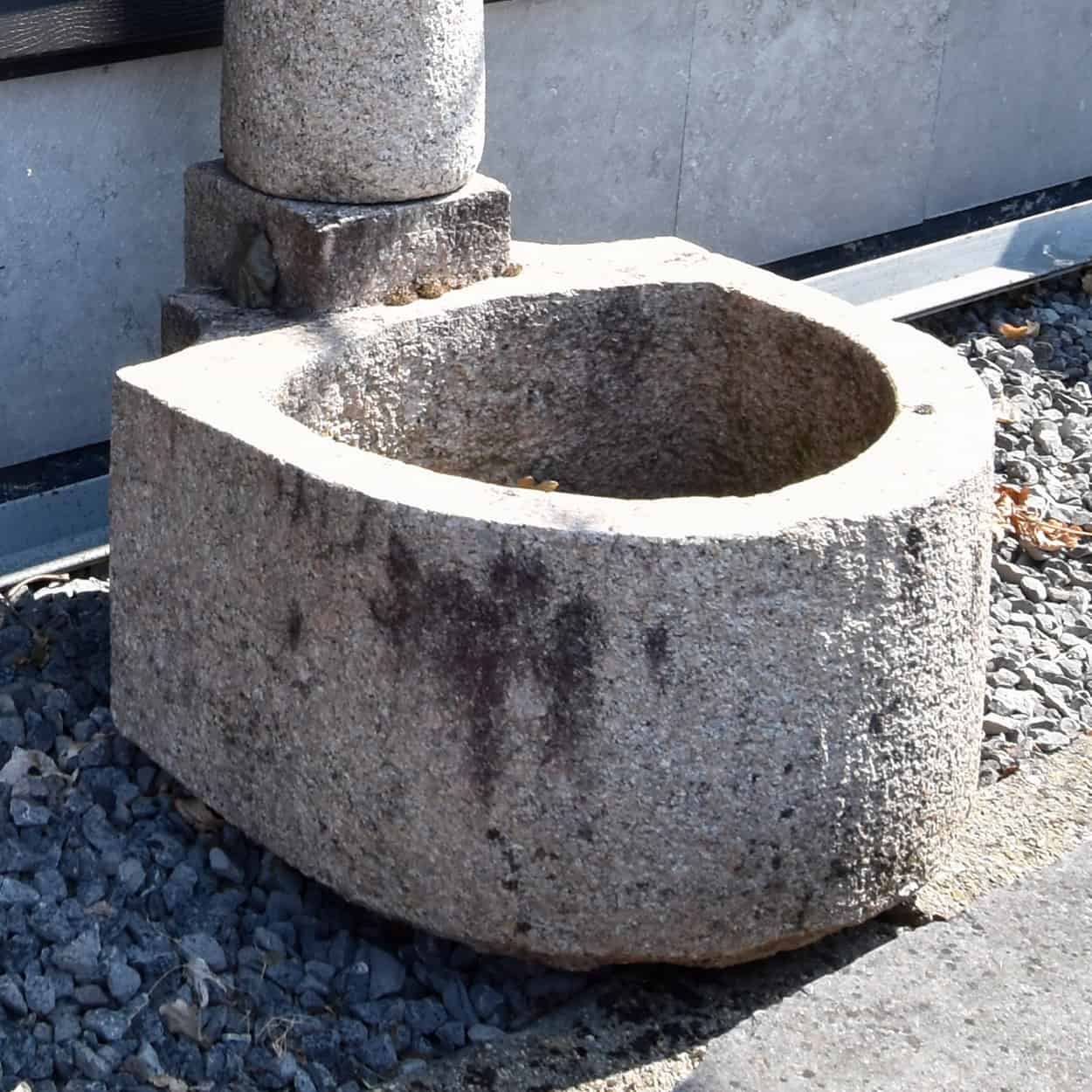 Kleine-granieten-wandfontein