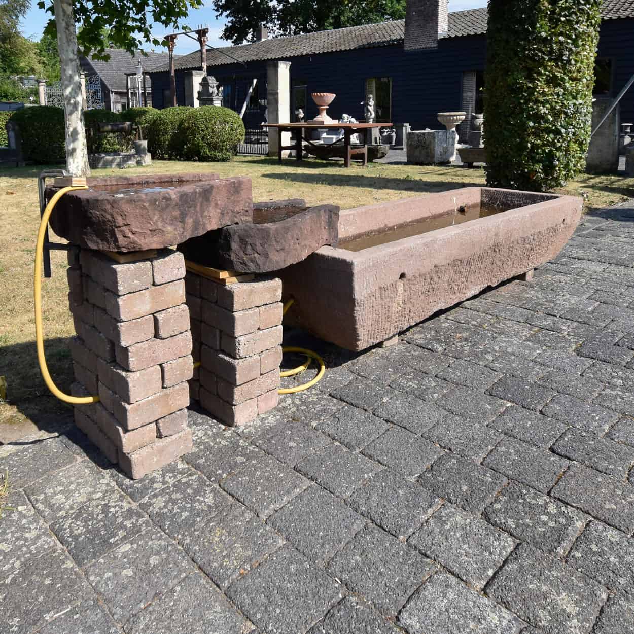 Zandstenen-bak-met-waterornament