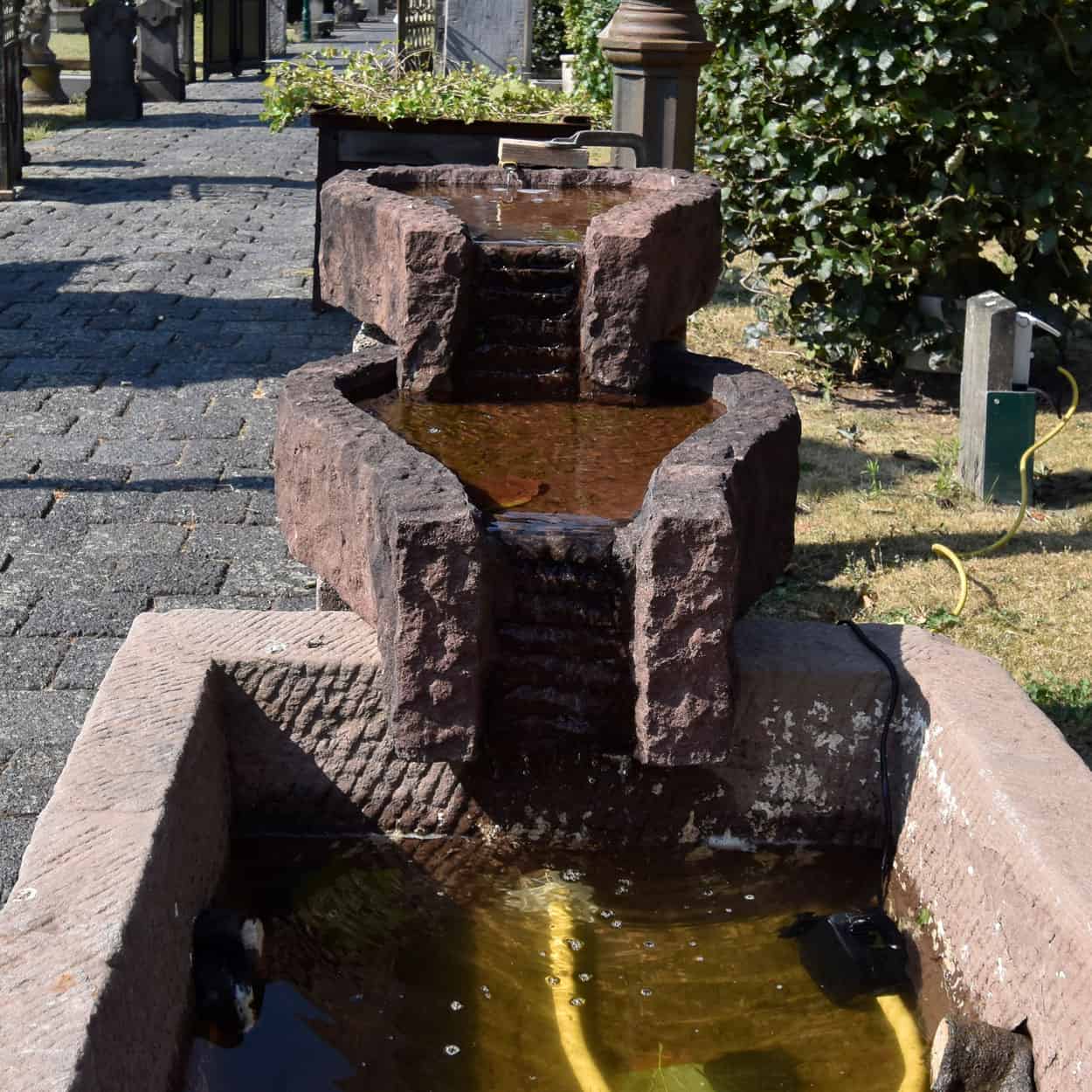 Zandstenen-bak-met-waterornament