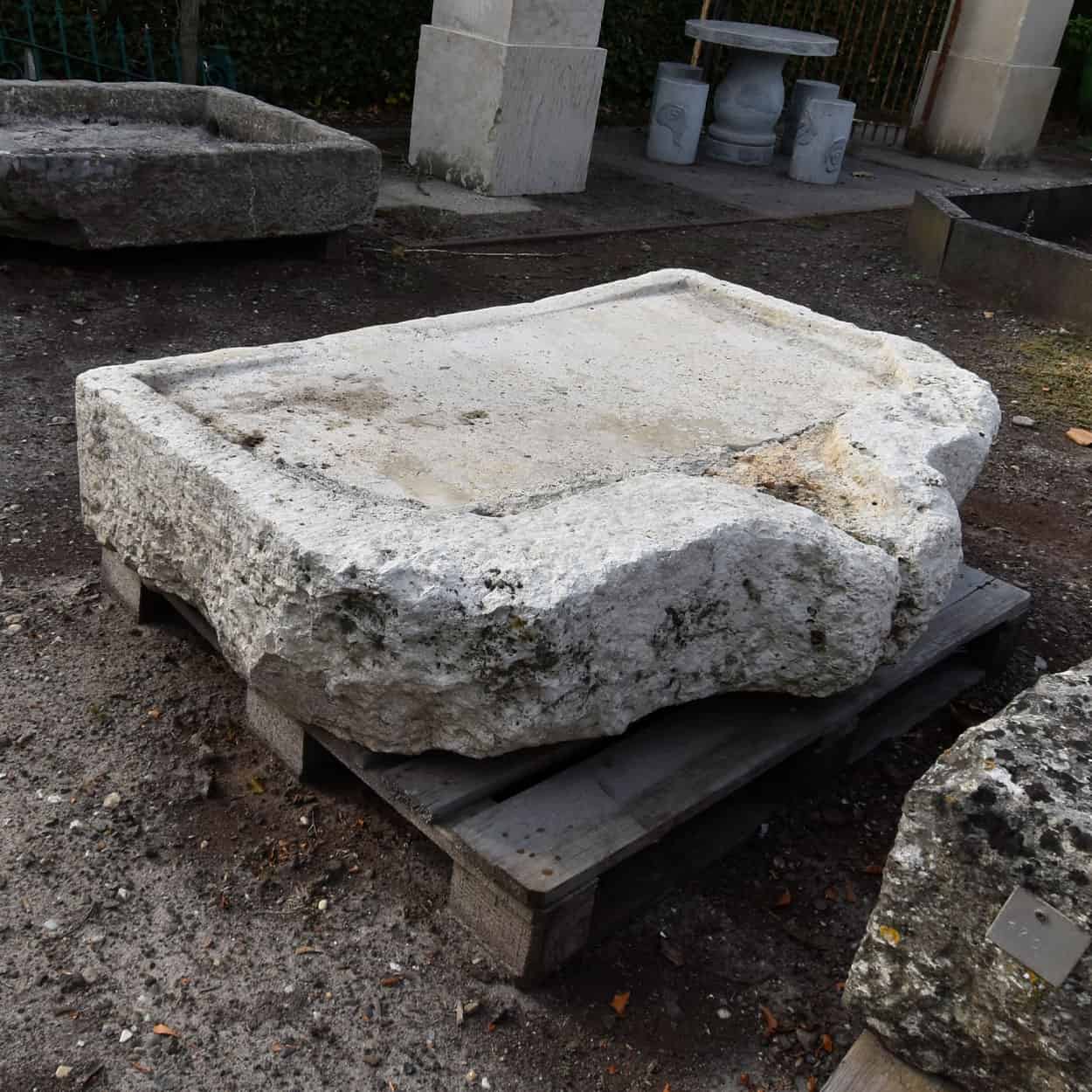 antieke-stenen-trog-of-pompbak