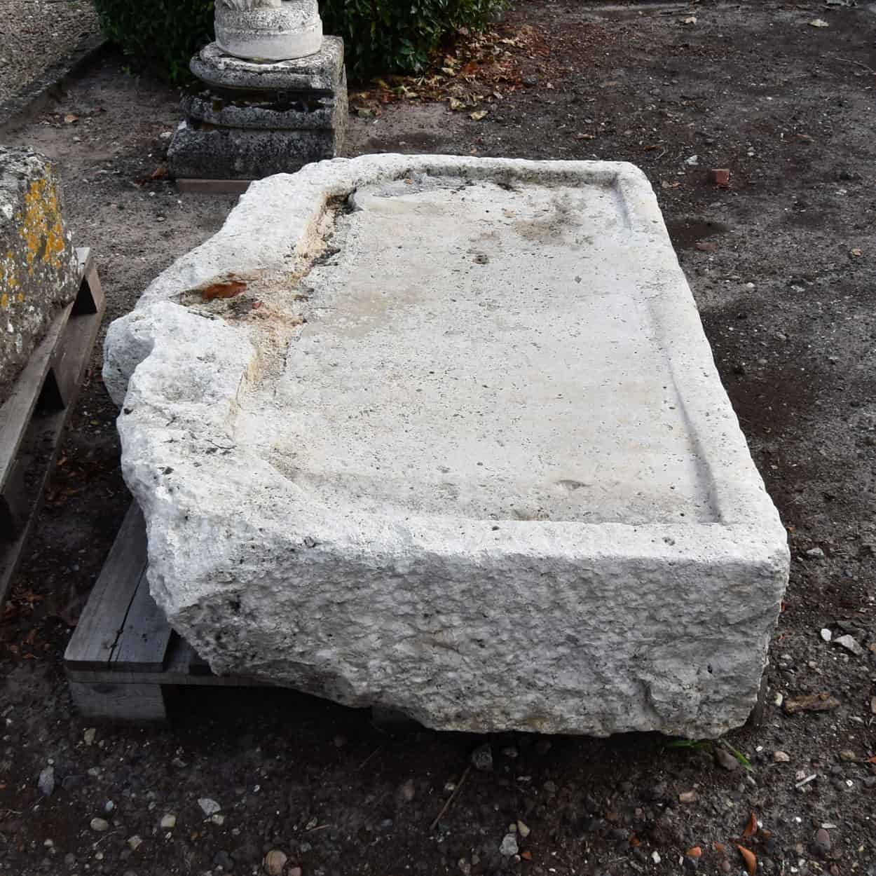 antieke-stenen-trog-of-pompbak