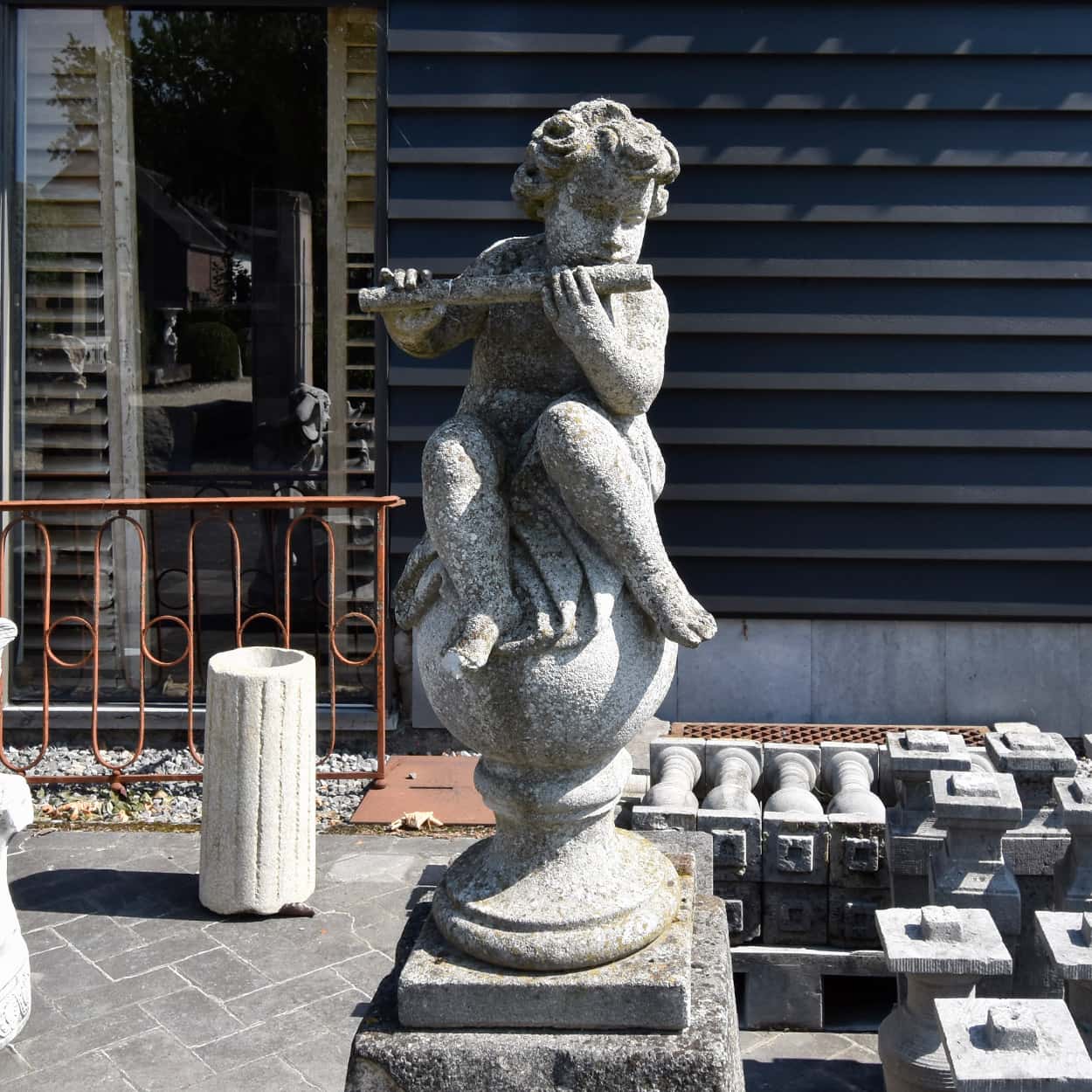 Stenen-beeld-fluitist