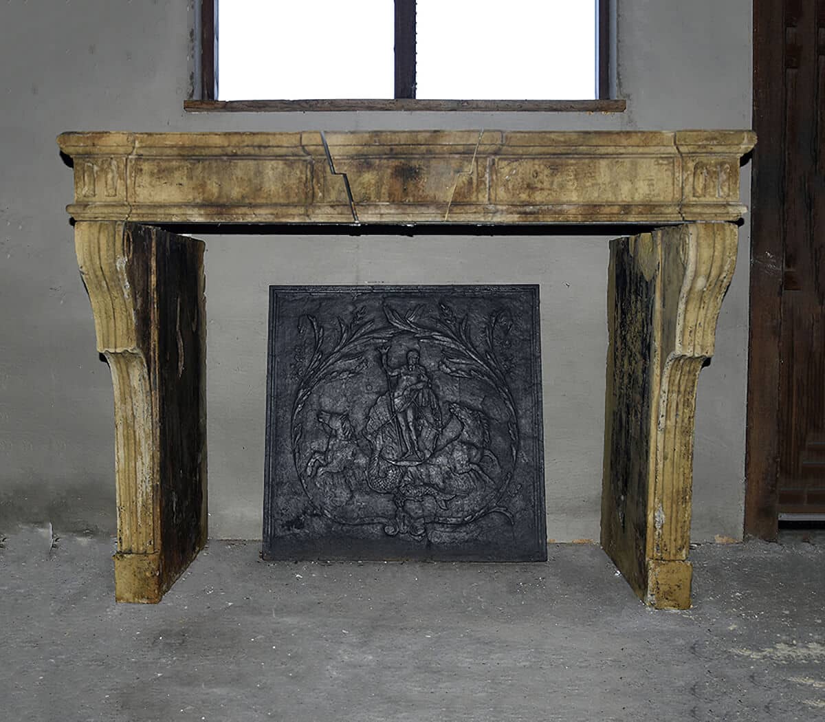 Antieke-zandstenen-voorzetschouw