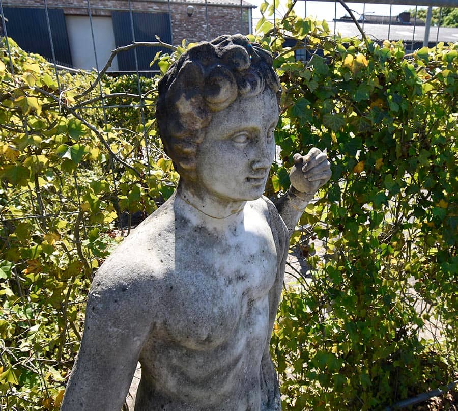 18e-eeuws-beeld-op-sokkel