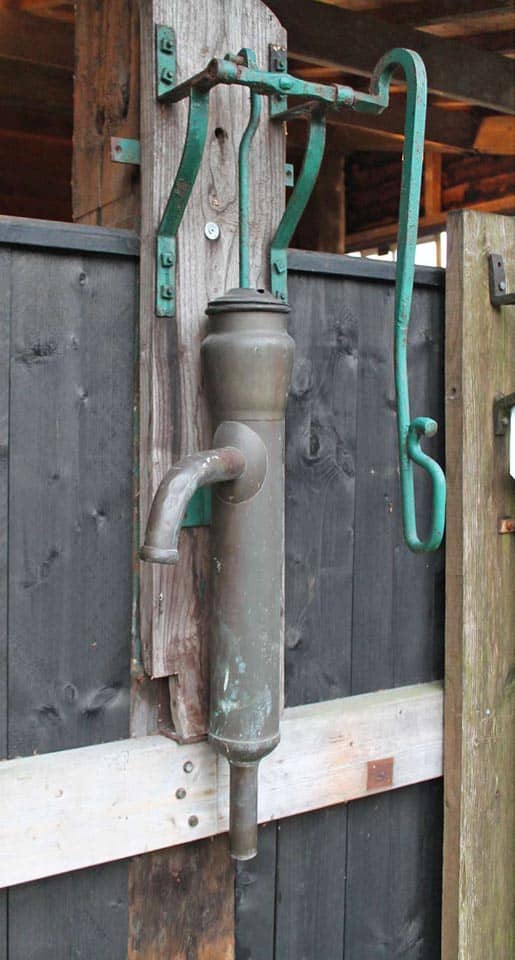 Antieke-koperen-pomp