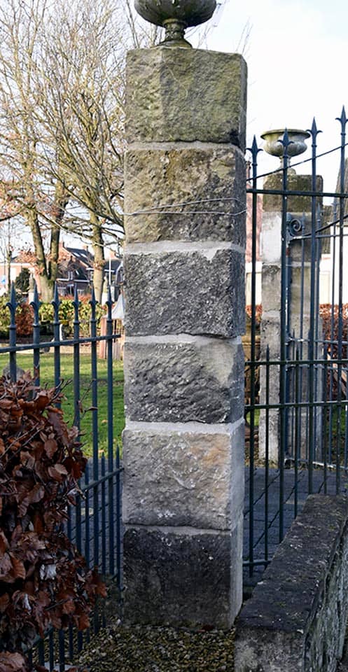 Antieke-zandstenen-poortpalen