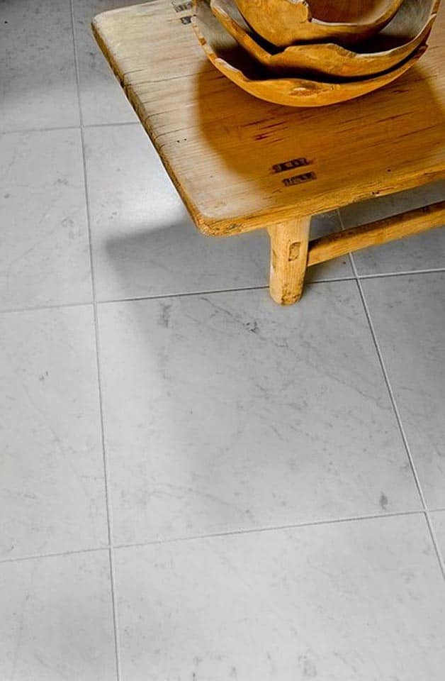 Carrara marmer, licht verouderd