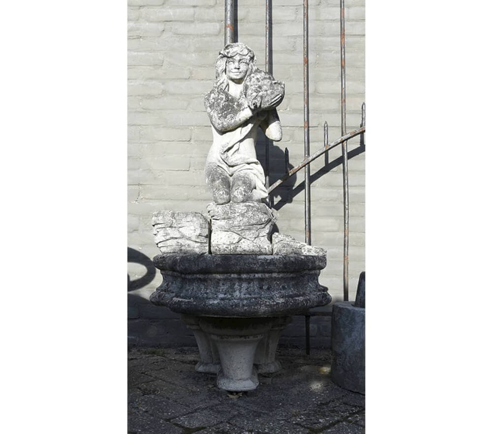 Fontein-vrouw-met-kruik