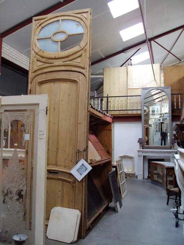 Hardstenen-portiek-met-grenen-deur