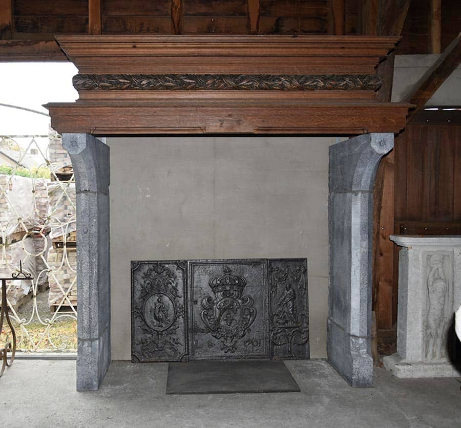 Hardstenen-schouw-met-houten-kap