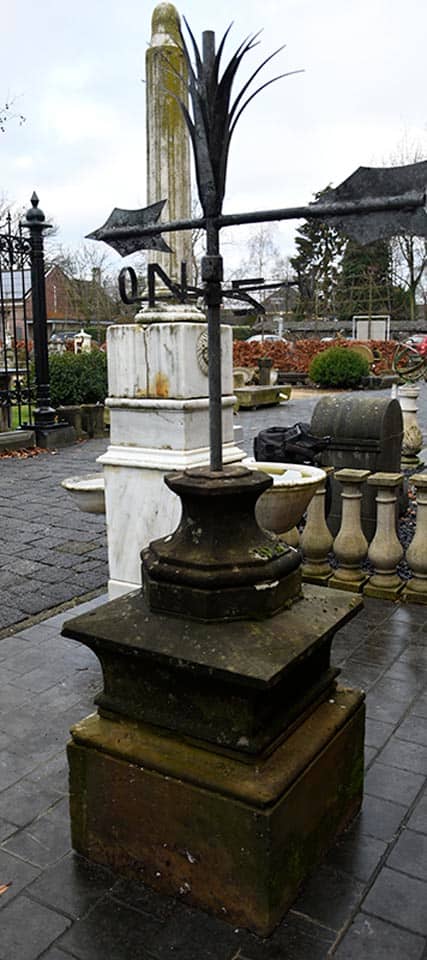 Zonnewijzer-op-sokkel