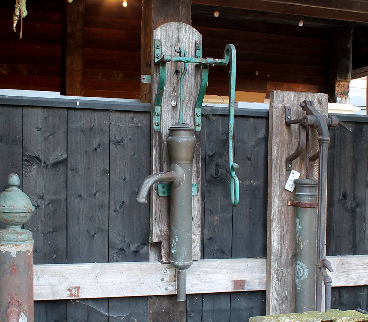 Antieke-koperen-pomp