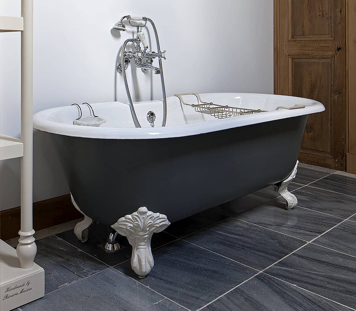 nostalgisch-gietijzer-bad-op-pootjes-bordeaux