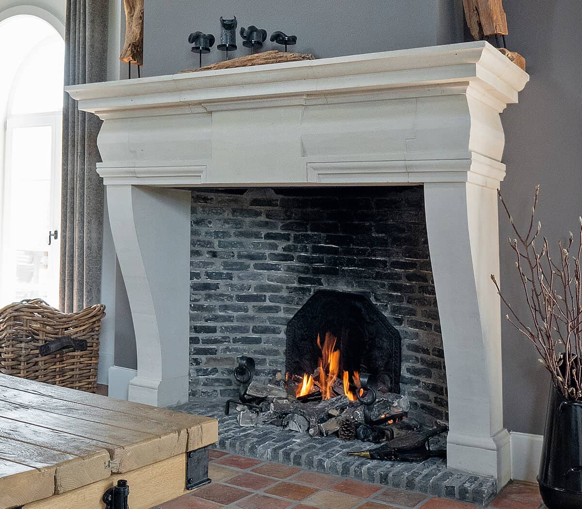 handgekapte-zandstenen-schouw-chateau