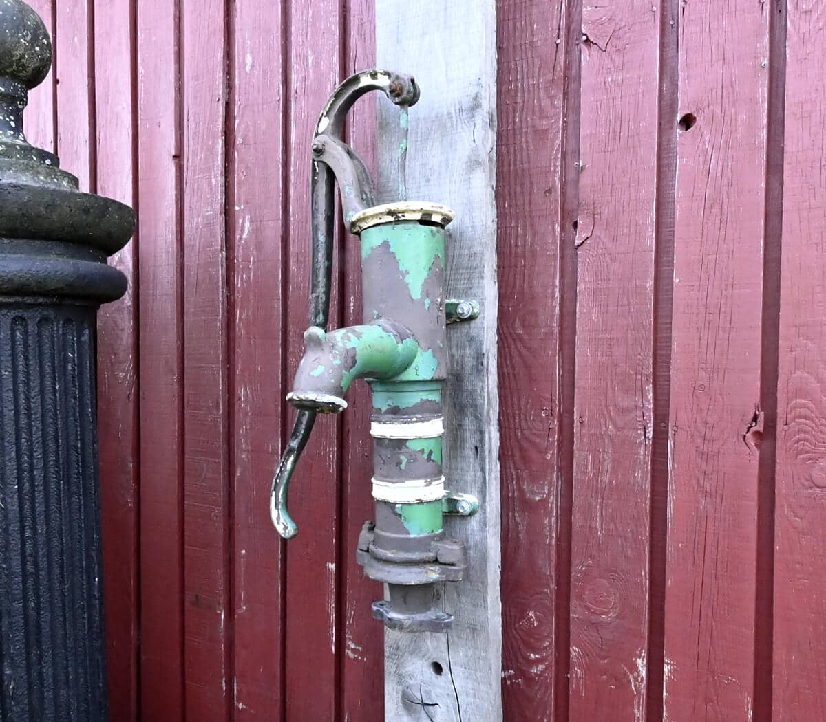 antieke-bak-met-pomp