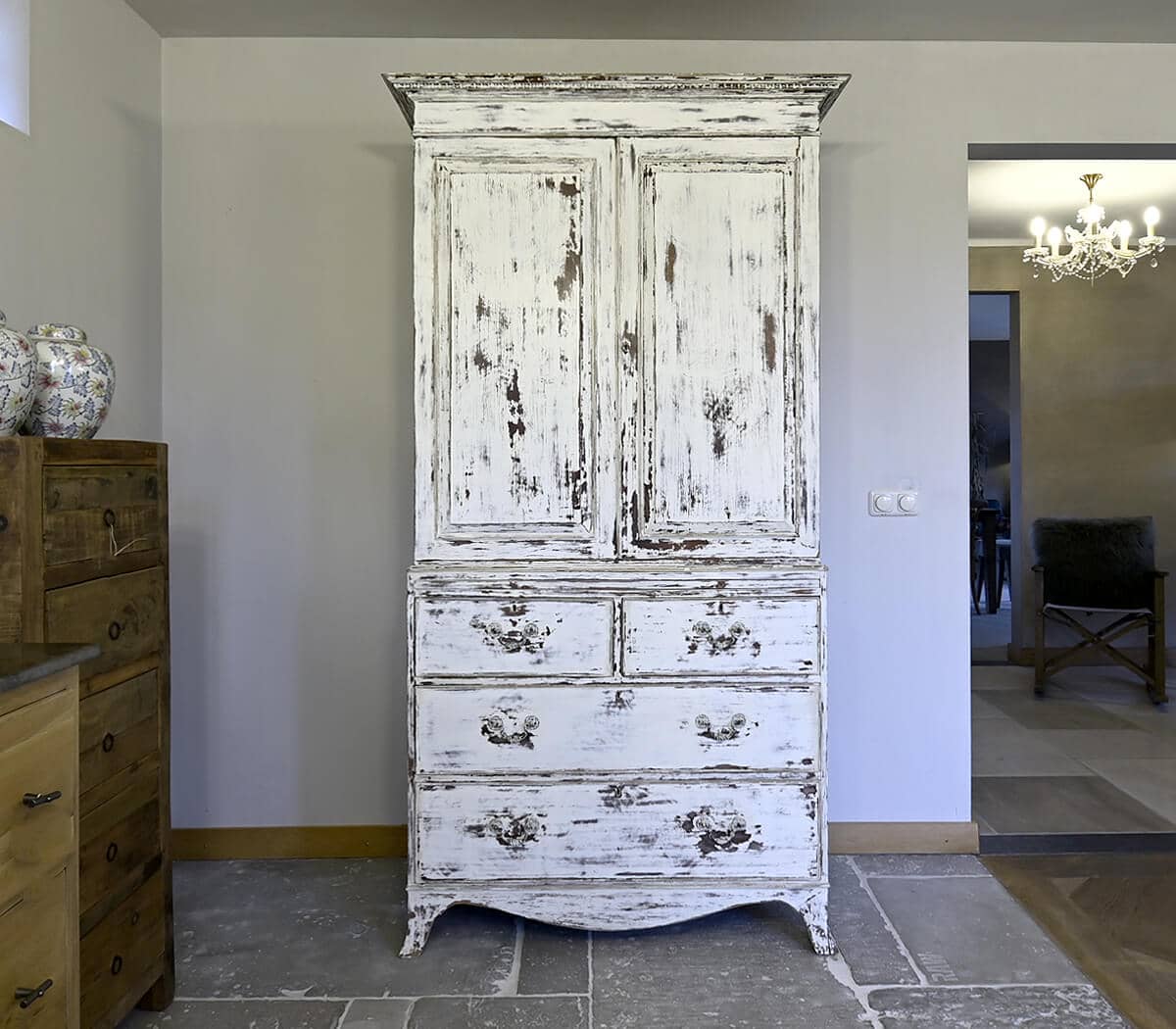 Oude-kast-met-lades-en-deuren