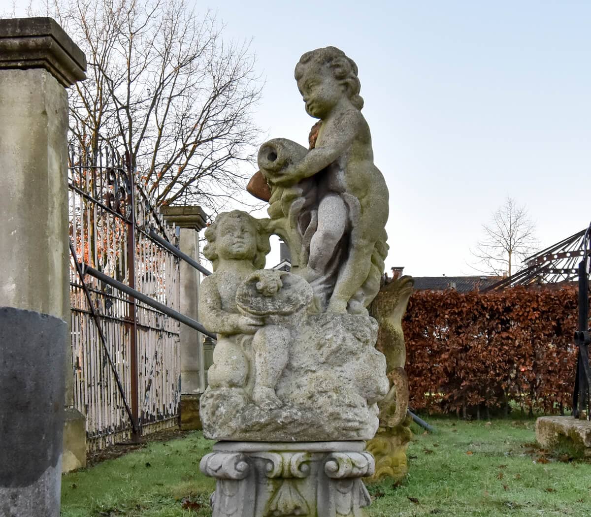 Fontein-sproeier-kinderen-met-kruik