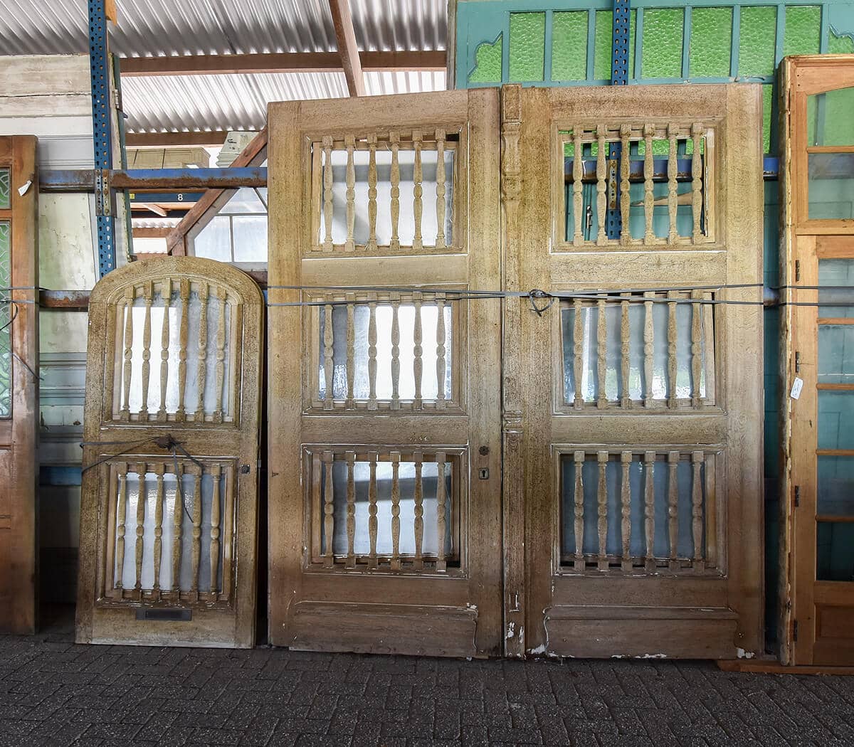 Dubbele-eiken-deuren-met-enkele-deur