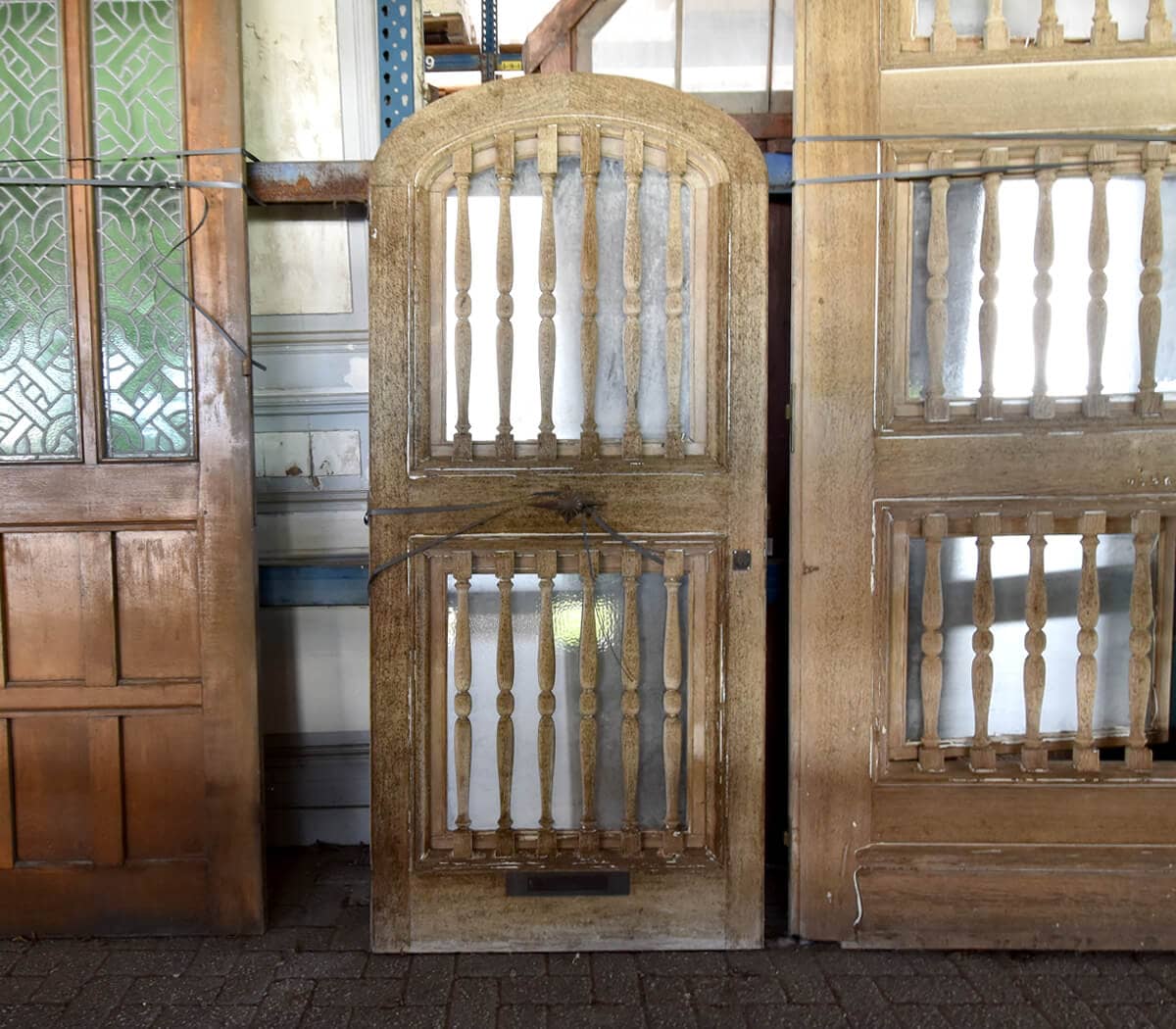 Dubbele-eiken-deuren-met-enkele-deur