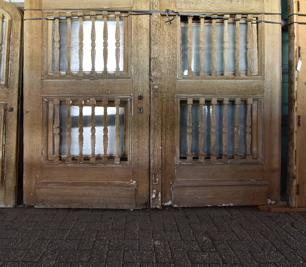 Dubbele-eiken-deuren-met-enkele-deur