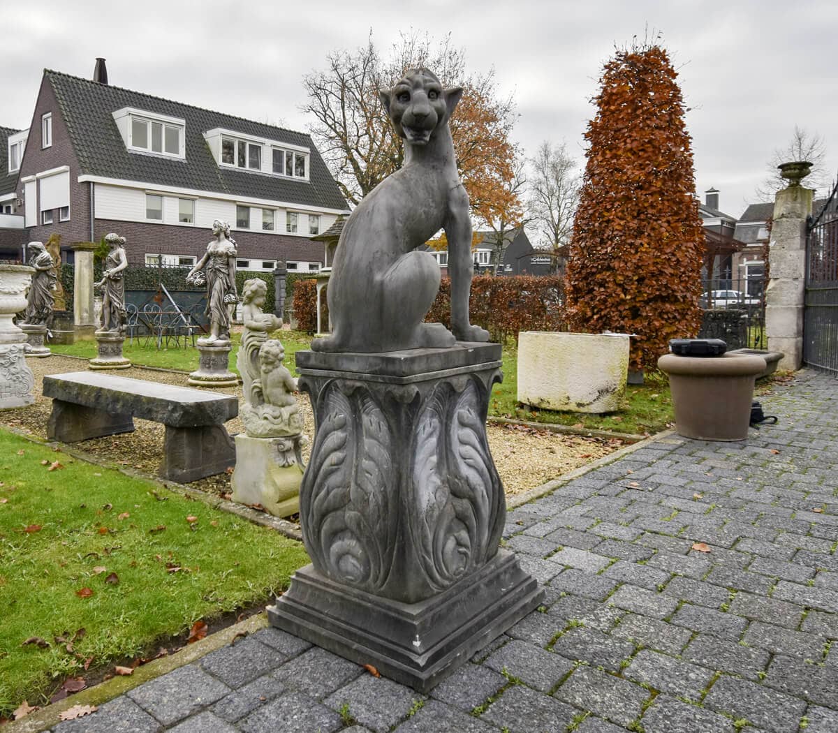 Set-van-2-honden-op-sokkel