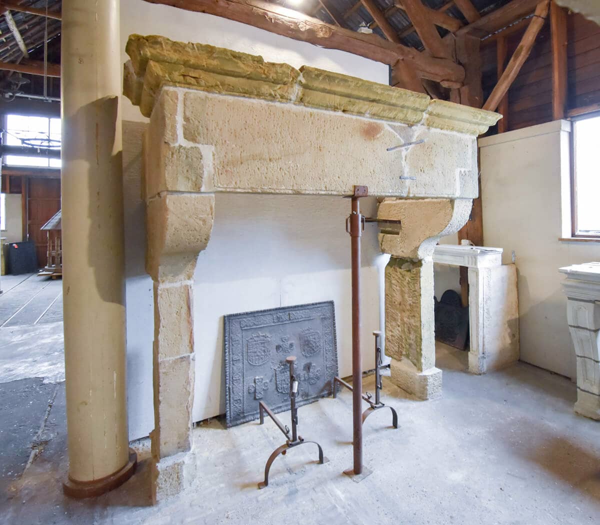 antieke-zandstenen-kasteelschouw