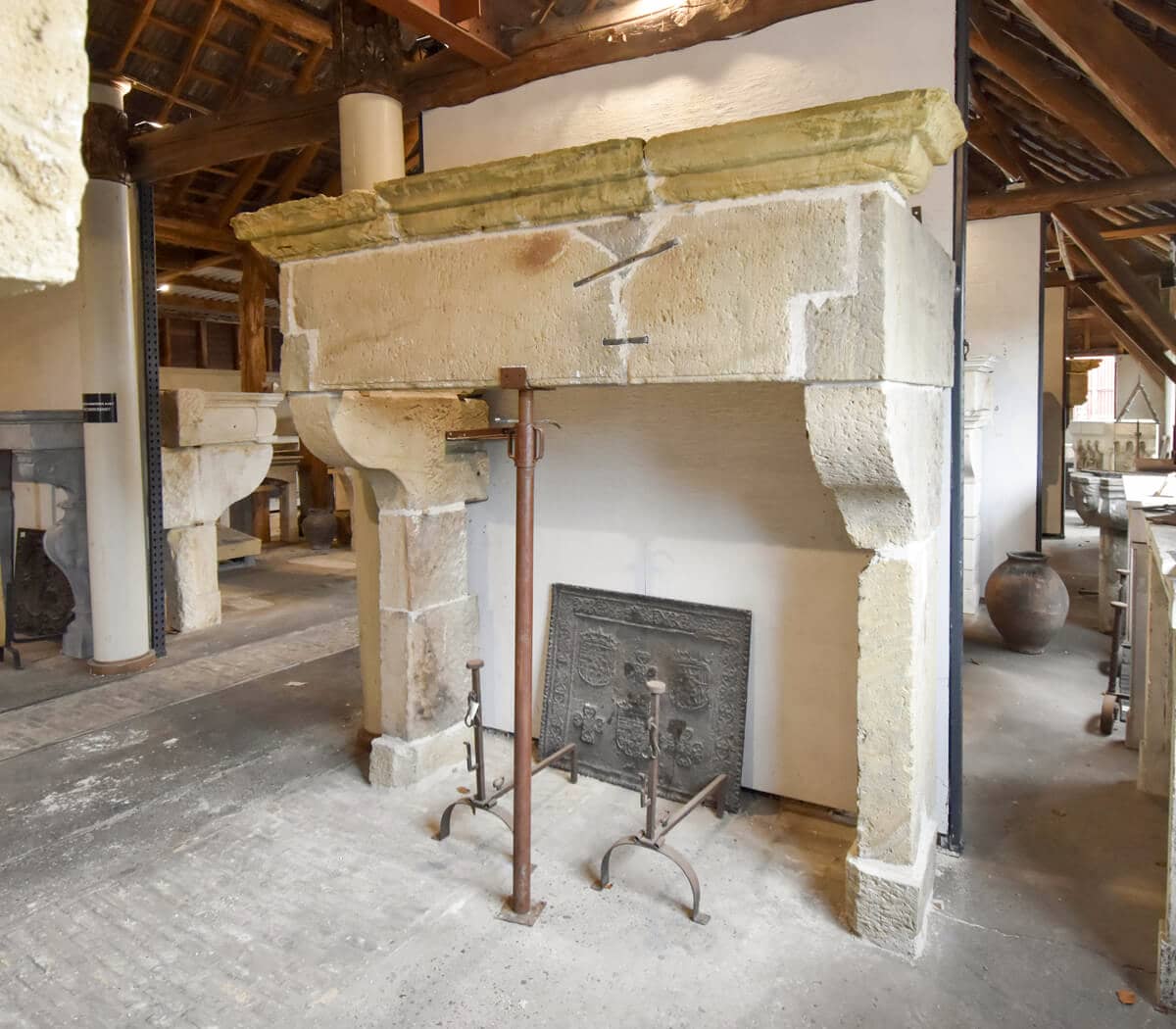 antieke-zandstenen-kasteelschouw