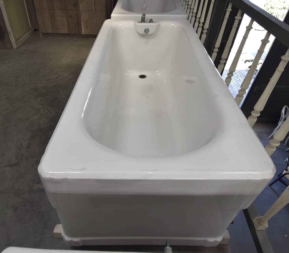Oud-emaille-vrijstaand-bad