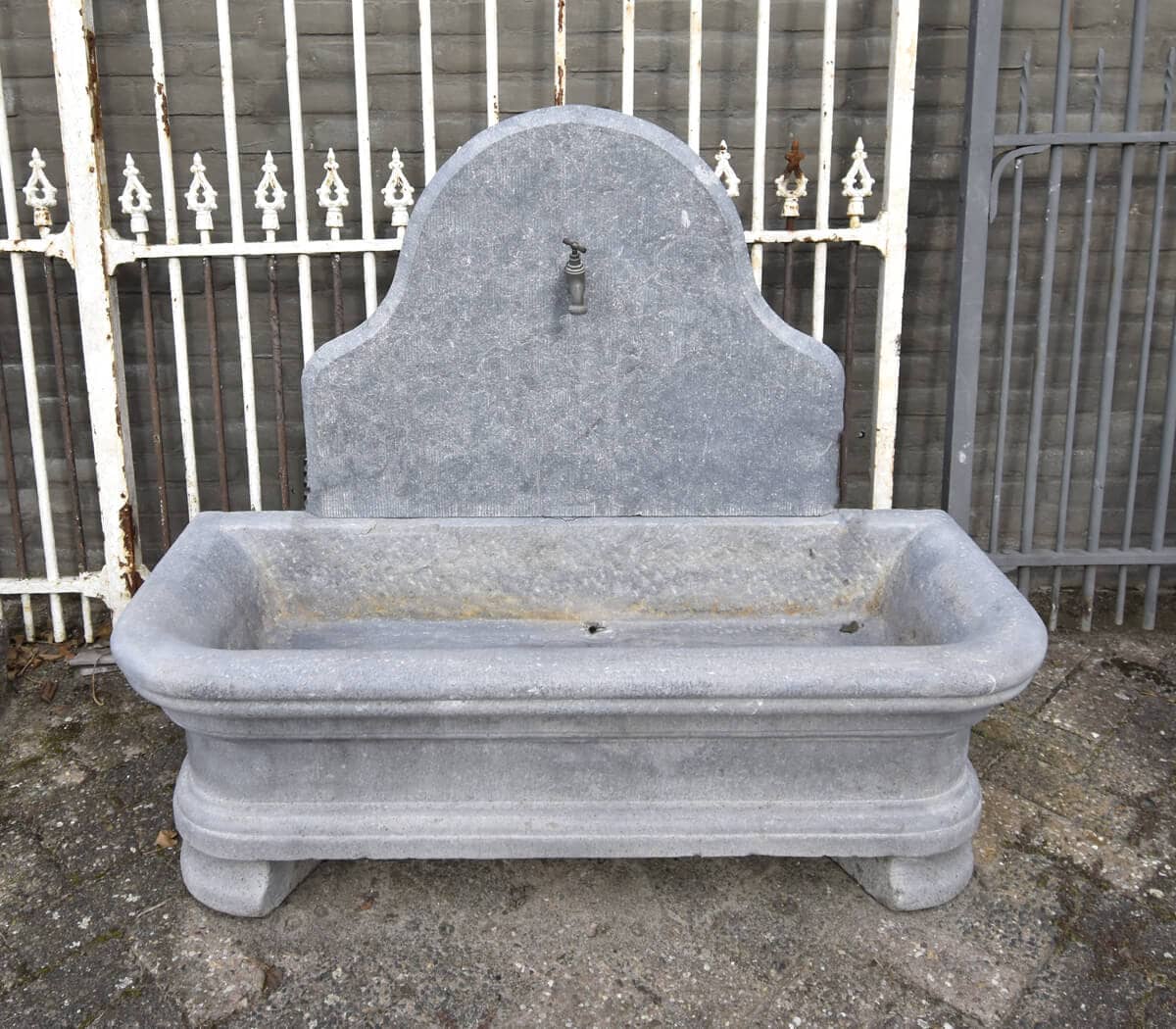 Natuurstenen-wandfontein