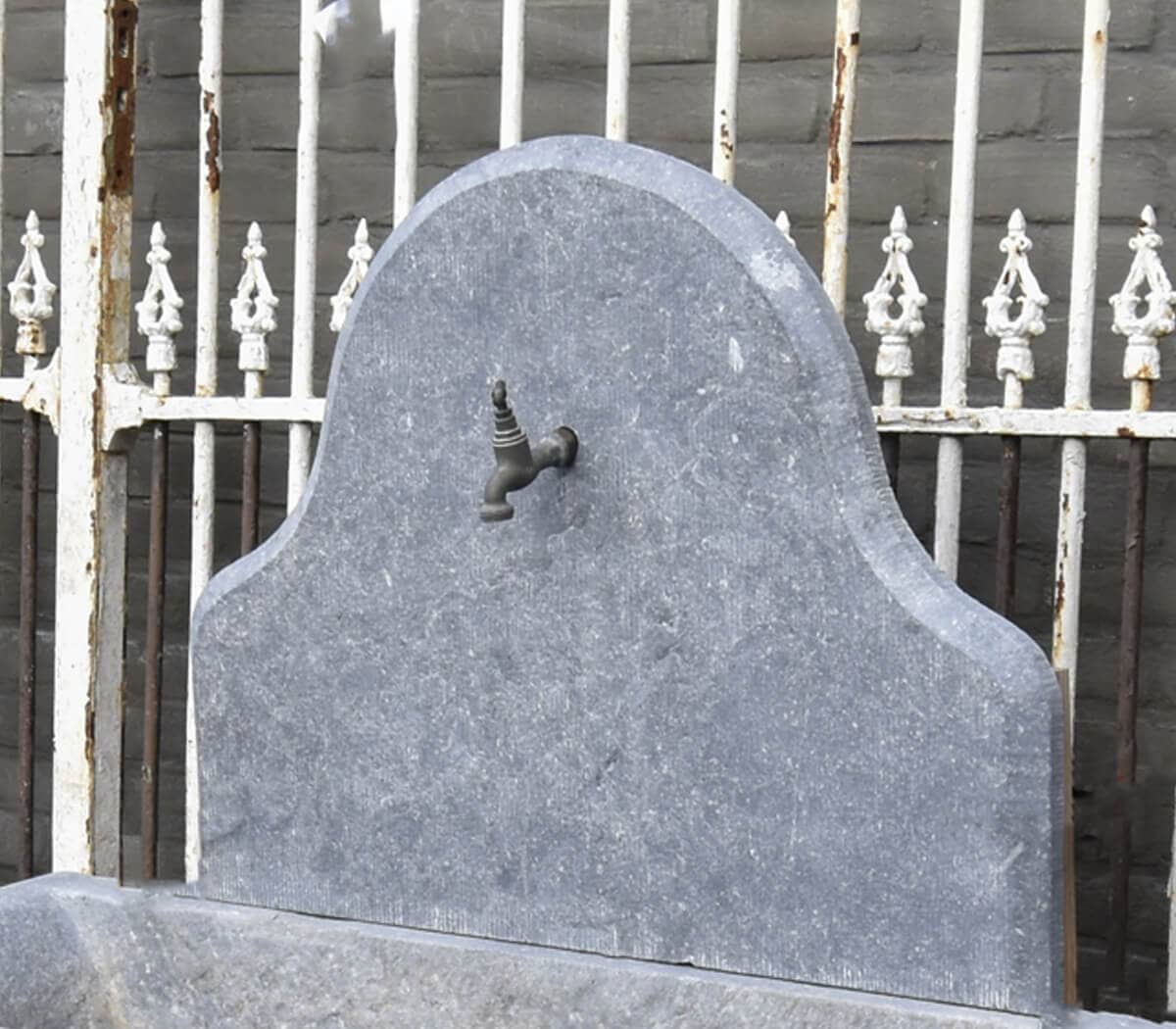 Natuurstenen-wandfontein