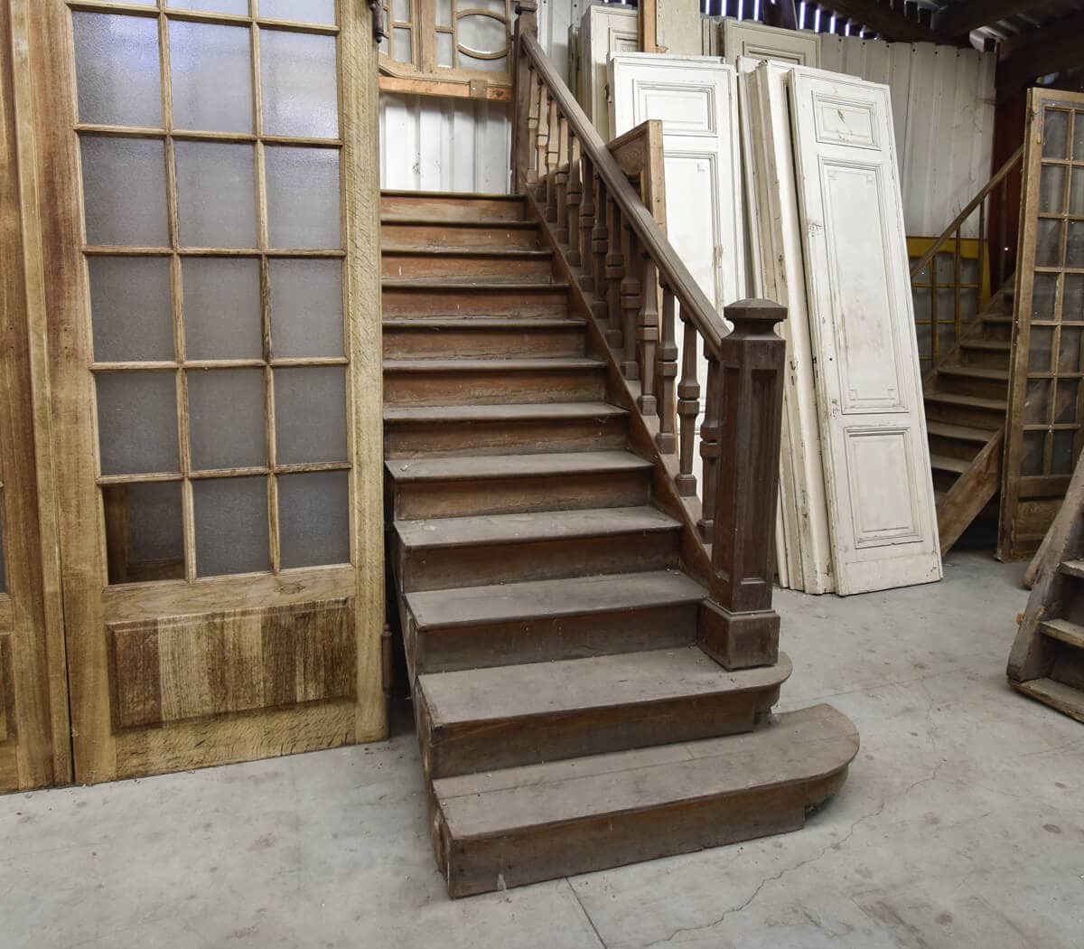 Oude-houten-trap-met-leuning