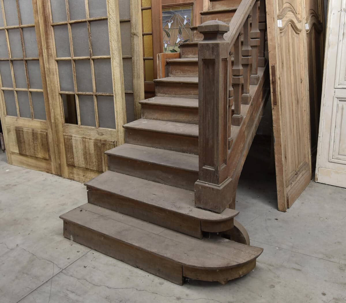 Oude-houten-trap-met-leuning