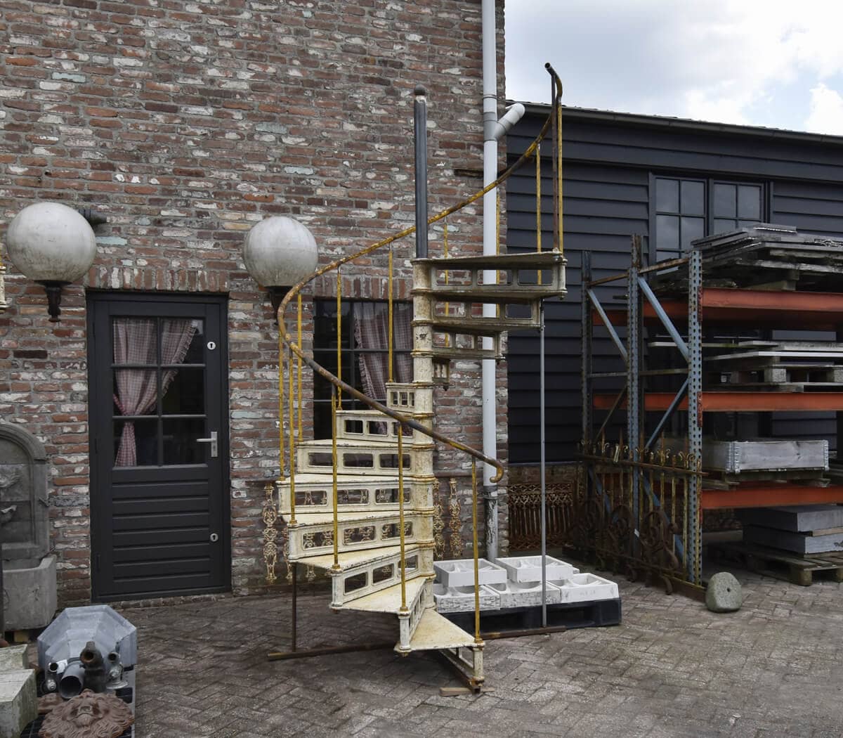 Gietijzeren-spiltrap